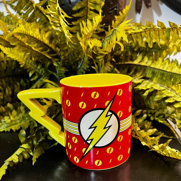 DC Comics The Flash Logo ceramic mug holds 20oz - Picture 3 of 5